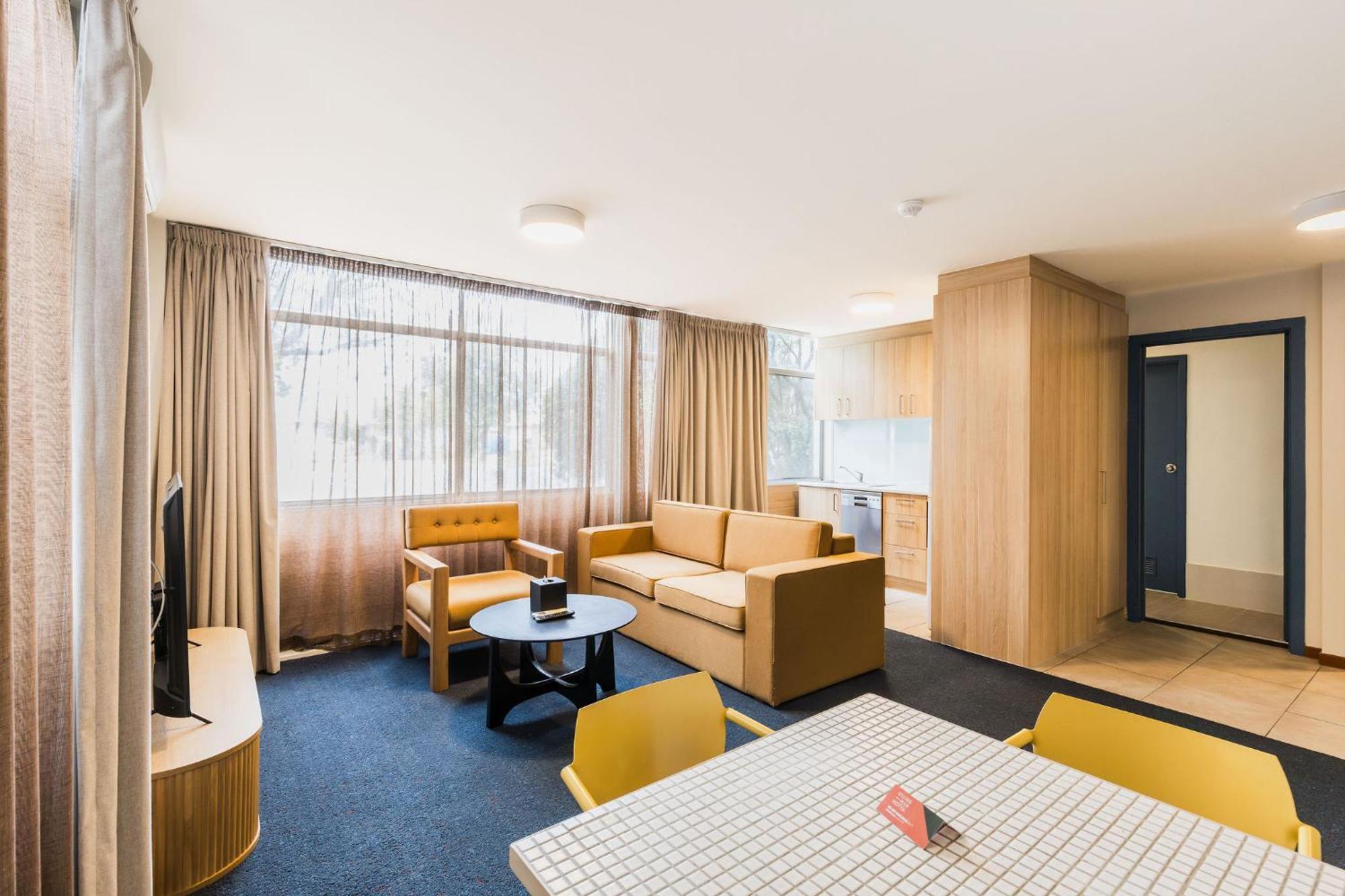 5 Top-Rated 4-Star Hotels Close to National Gallery of Australia