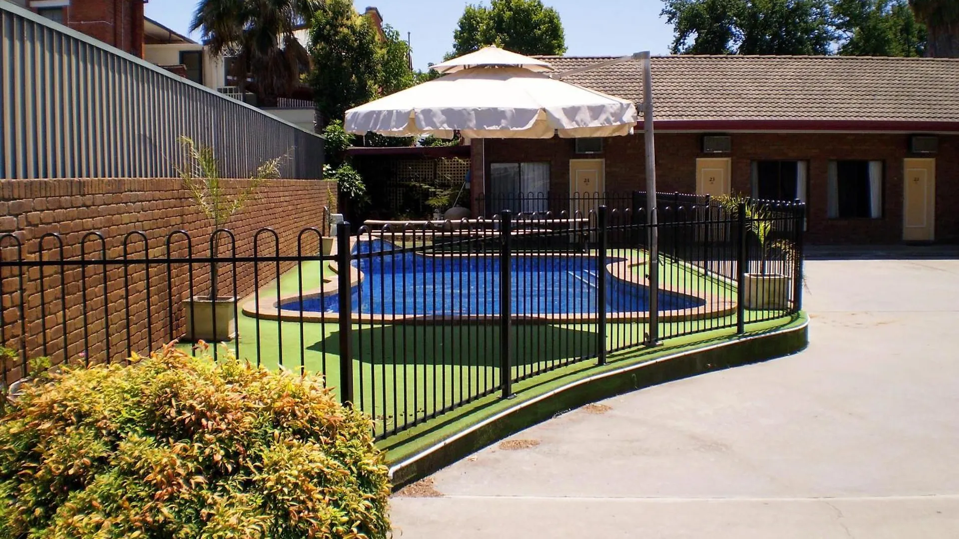 Staying Near Albury Botanic Garden: 8 Central Hotels Compared