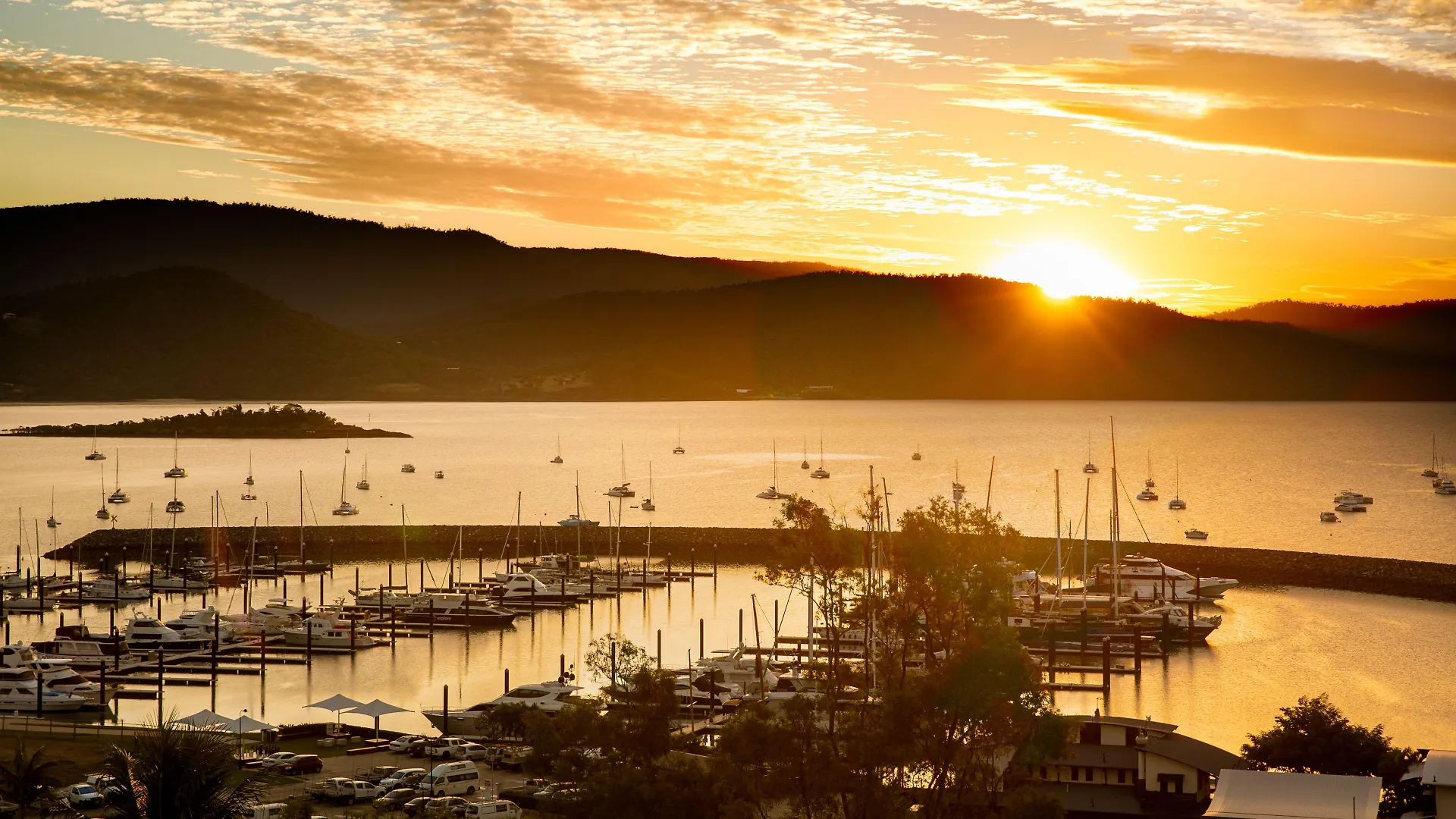 4 Budget Hotels Near Port of Airlie Marina That Deliver