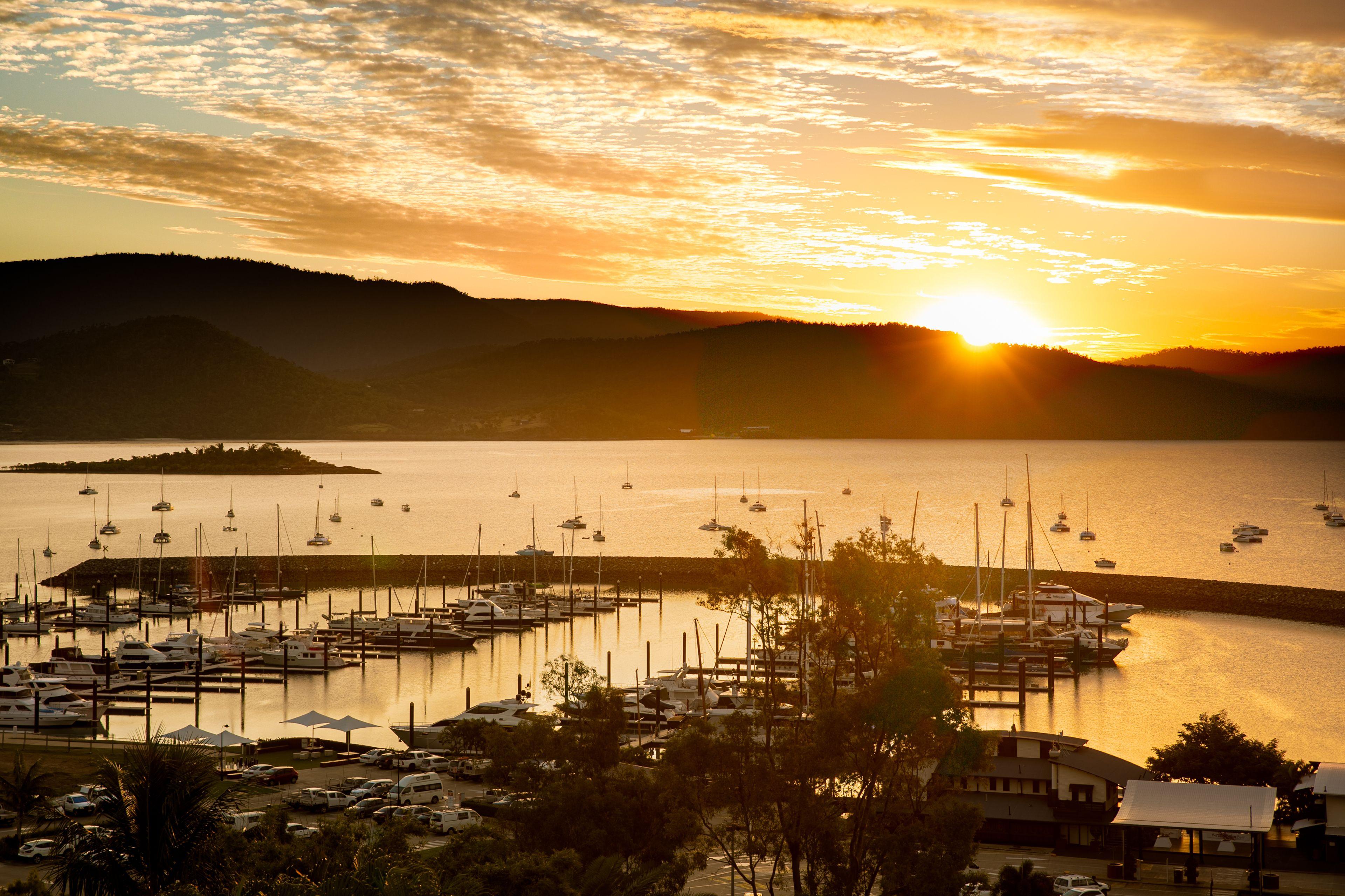 4 Budget Hotels Near Port of Airlie Marina That Deliver